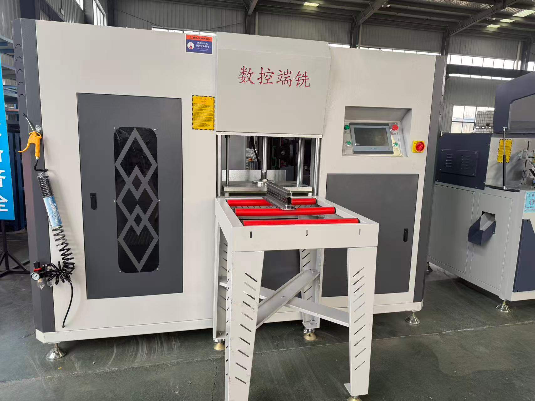 High-Precision 3+2 Axis CNC End Miller para sa Espesyal na Hugis na Aluminum Mullion