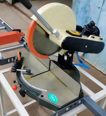 Single-head manual UPVC / PVC cutting saw